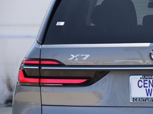 Used 2025 BMW X7 xDrive40i w/ Premium Package image 5