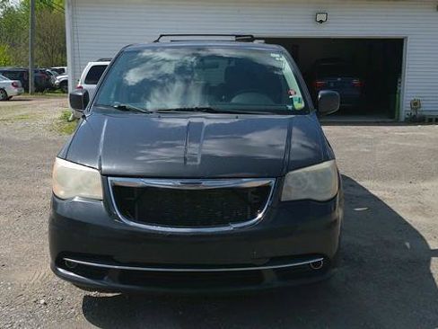 Used 2011 Chrysler Town & Country Touring-L w/ Entertainment Group #2 FWD image 10