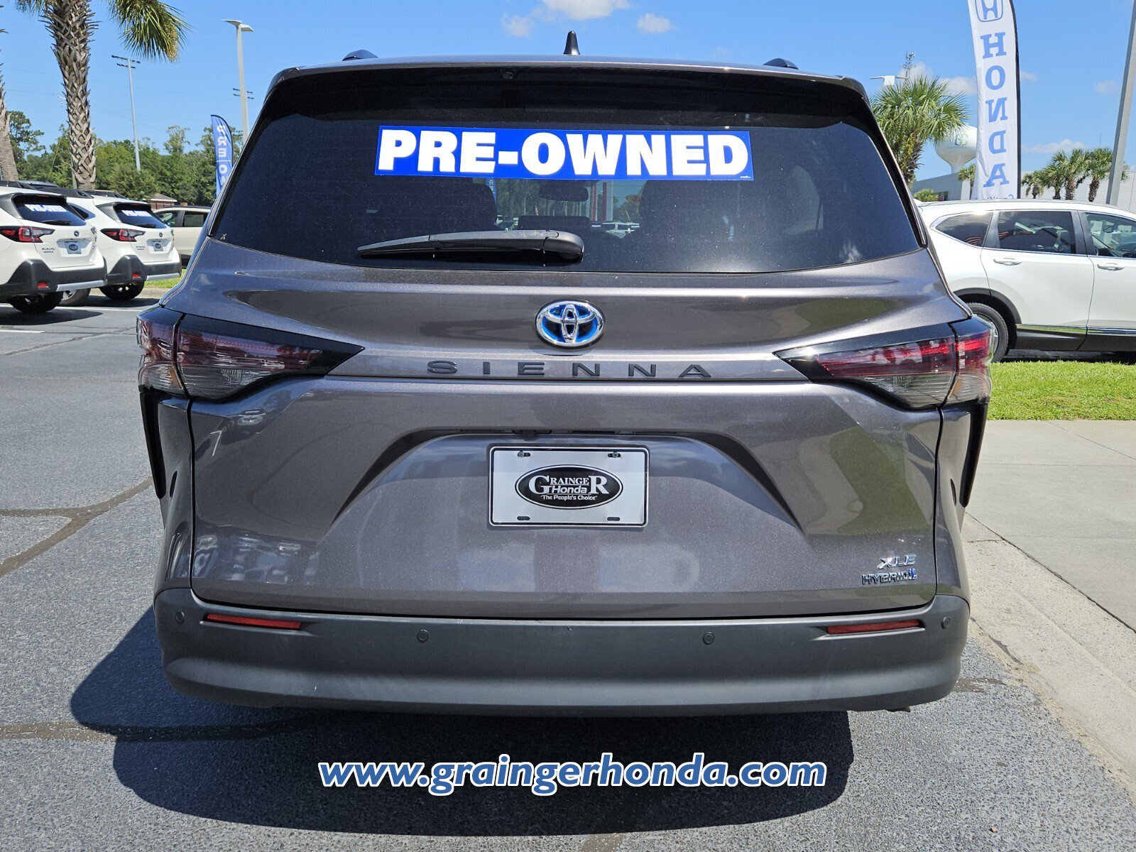 Used 2024 Toyota Sienna XLE w/ XLE Plus Package FWD image 4