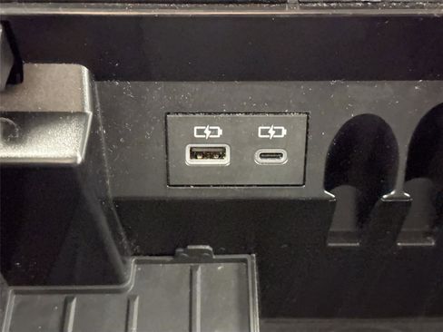 Used 2022 Toyota Tundra SR5 w/ SR5 Convenience Package image 32