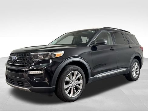 Used 2023 Ford Explorer XLT w/ Equipment Group 202A image 3