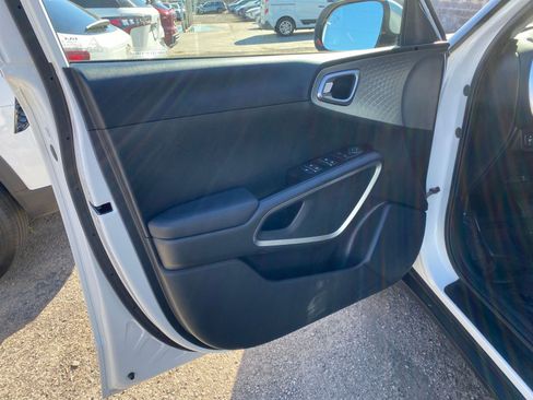 Used 2025 Kia Soul LX w/ LX Technology Package image 18