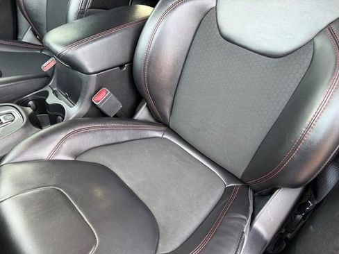 Used 2019 Jeep Cherokee Trailhawk w/ Cold Weather Group image 31