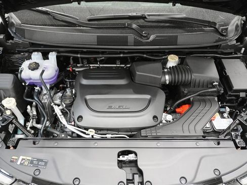 Used 2024 Chrysler Pacifica Limited w/ S Appearance Package image 8