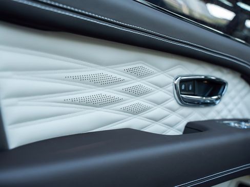 Certified 2025 Bentley Bentayga image 17