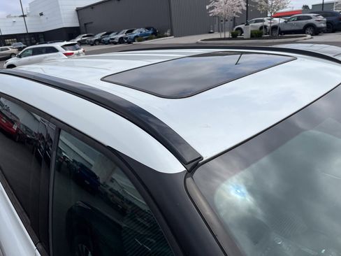 Used 2022 Toyota Highlander XSE image 3