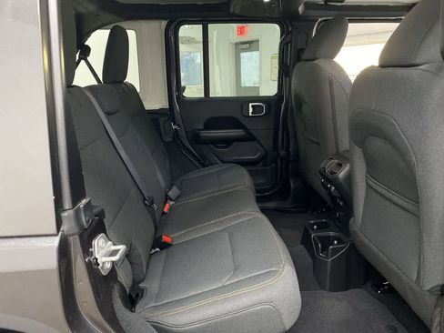 Used 2025 Jeep Wrangler Sahara image 17