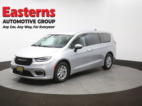 Used 2023 Chrysler Pacifica Touring-L FWD image 58