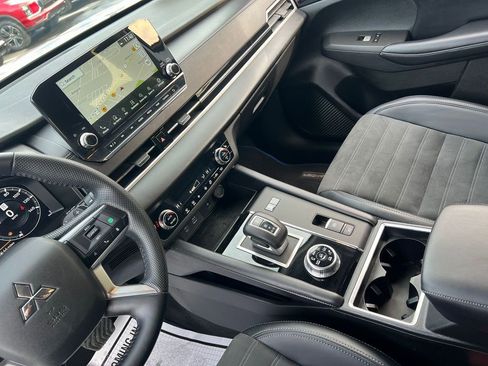 Used 2024 Mitsubishi Outlander SE image 14