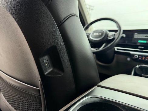 Certified 2025 Kia Carnival FWD image 31