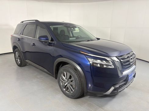 Used 2025 Nissan Pathfinder SV FWD image 2