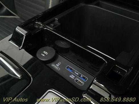 Used 2017 Land Rover Discovery First Edition image 43