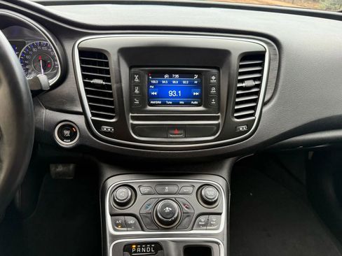 Used 2015 Chrysler 200 Limited w/ Convenience Group image 21