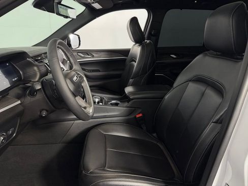 Used 2025 Jeep Grand Cherokee Limited w/ Luxury Tech Group II image 24