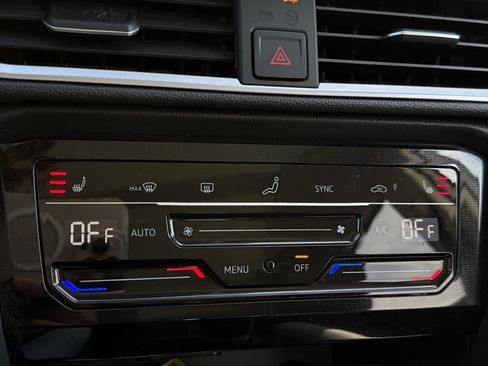 Certified 2025 Volkswagen Taos SE image 12