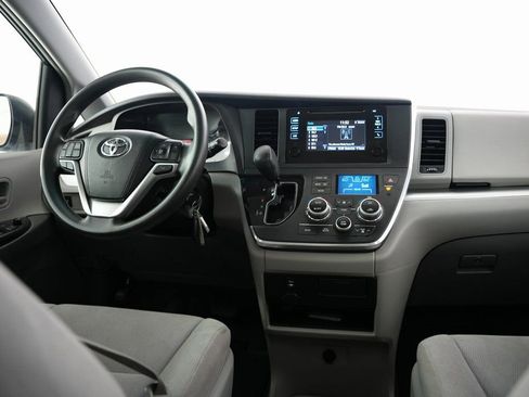 Used 2015 Toyota Sienna L image 10