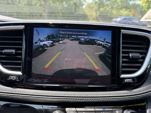 Used 2025 Chrysler Pacifica Limited FWD image 24