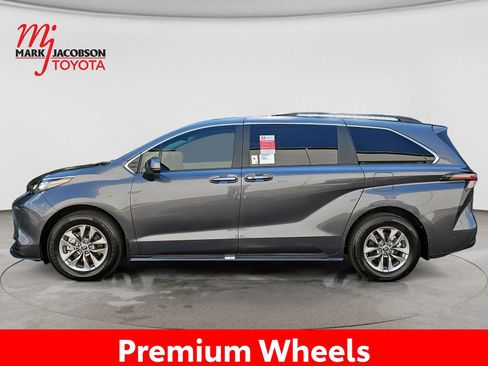 Used 2025 Toyota Sienna XLE FWD image 15