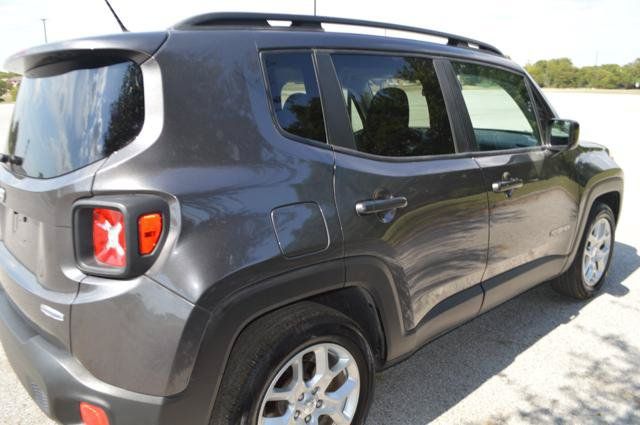 Used 2017 Jeep Renegade Latitude FWD image 5