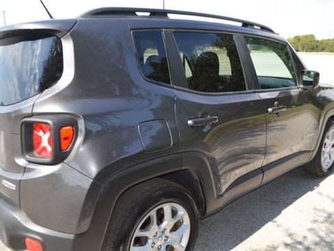 Used 2017 Jeep Renegade Latitude FWD image 5