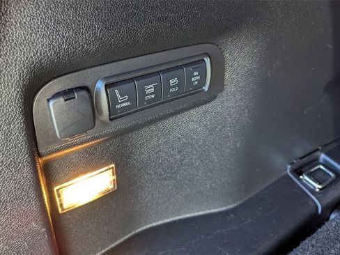 Used 2018 Ford Explorer Limited image 20