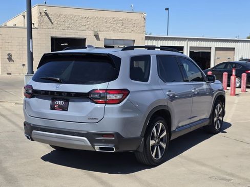 Used 2023 Honda Pilot Touring image 5