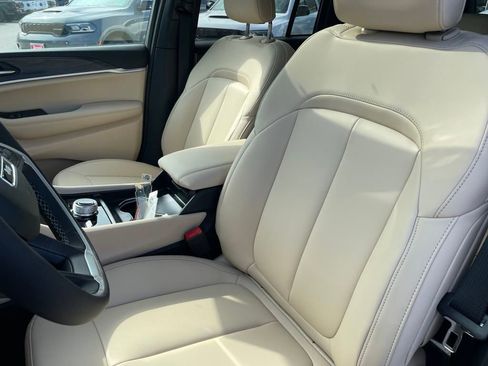 New 2025 Jeep Grand Cherokee Limited w/ Black Appearance Package image 13