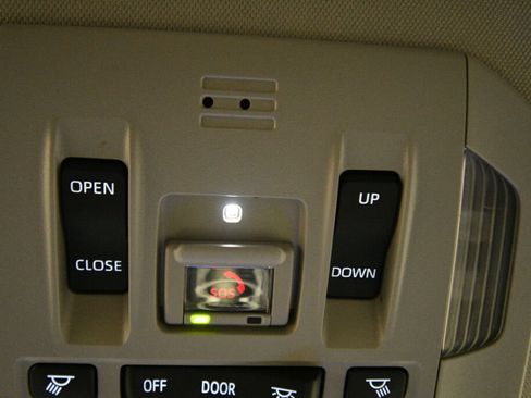 Used 2023 Toyota Highlander XLE AWD/4WD image 18