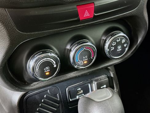 Used 2016 Jeep Renegade Sport w/ Power & Air Group image 19