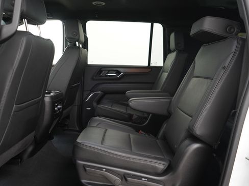 Used 2025 GMC Yukon XL Denali AWD/4WD image 17