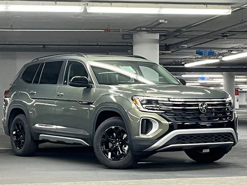 New 2026 Volkswagen Atlas Peak Edition AWD/4WD image 2