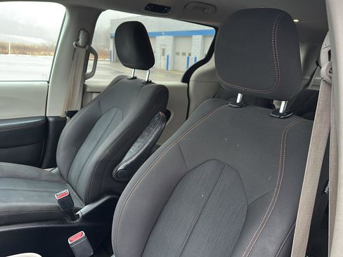 Used 2017 Chrysler Pacifica Touring w/ Tire & Wheel Group image 20