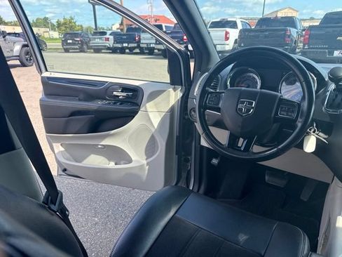 Used 2019 Dodge Grand Caravan SXT FWD image 18