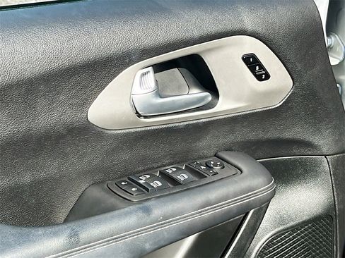 Certified 2024 Chrysler Pacifica Premium image 18