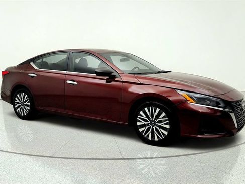 Used 2025 Nissan Altima 2.5 SV FWD image 3