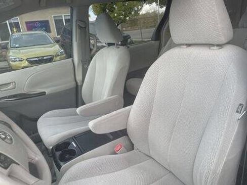 Used 2011 Toyota Sienna LE image 11