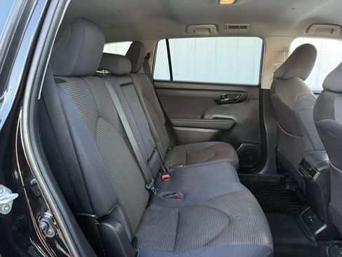 Used 2023 Toyota Highlander LE image 31