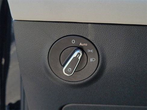 Certified 2025 Volkswagen Taos SE image 30