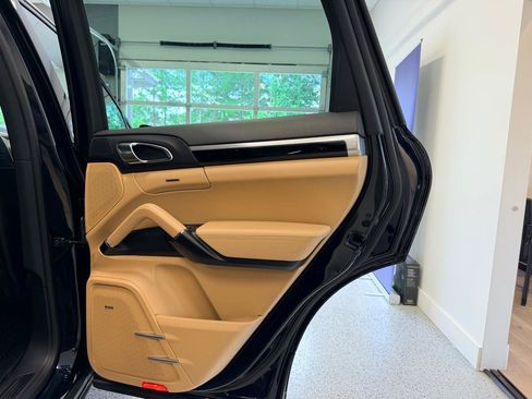 Used 2016 Porsche Cayenne AWD/4WD image 28