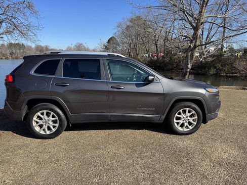 Used 2016 Jeep Cherokee Latitude w/ Cold Weather Group image 3