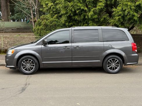 Used 2017 Dodge Grand Caravan SXT image 2