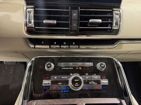 Used 2020 Lincoln Navigator Reserve w/ Luxury Package RWD image 19