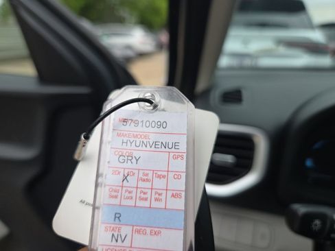 Used 2025 Hyundai Venue SEL image 4