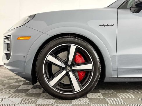 Used 2025 Porsche Cayenne Turbo AWD/4WD image 34