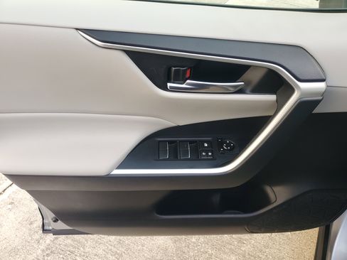 Used 2020 Toyota RAV4 XLE Premium image 19