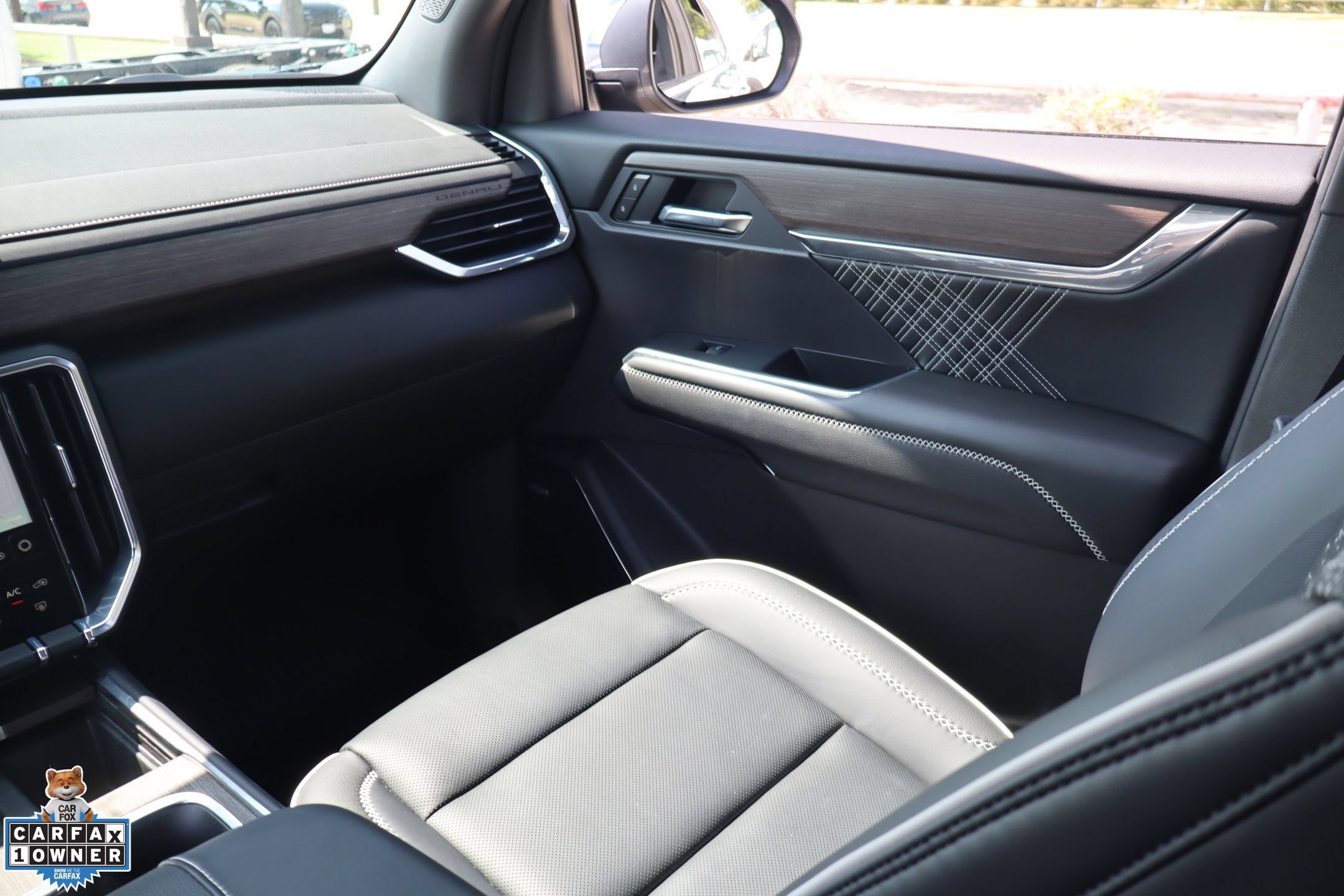 Used 2025 GMC Acadia Denali w/ LPO, Floor Liner Package FWD image 25