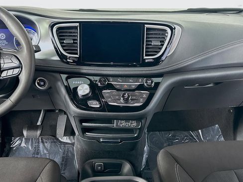 Used 2023 Chrysler Pacifica Touring image 37
