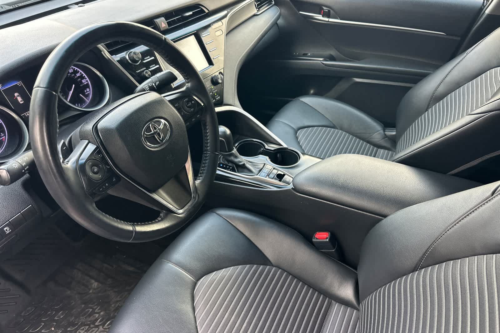 Used 2020 Toyota Camry SE FWD image 11