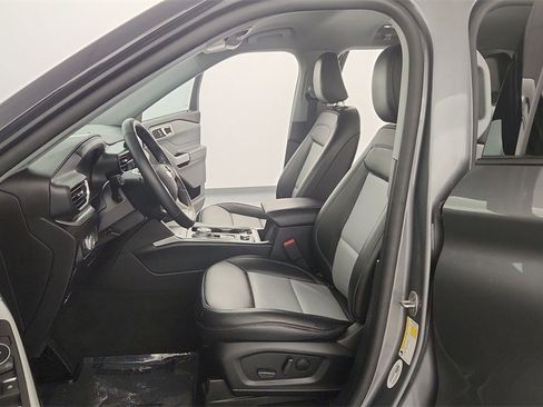 Used 2022 Ford Explorer XLT w/ Equipment Group 202A image 13
