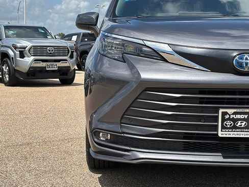 Used 2025 Toyota Sienna XLE FWD image 4